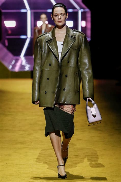 sfilata prada donna febbraio 2022|Prada F/W 2022 Womenswear show .